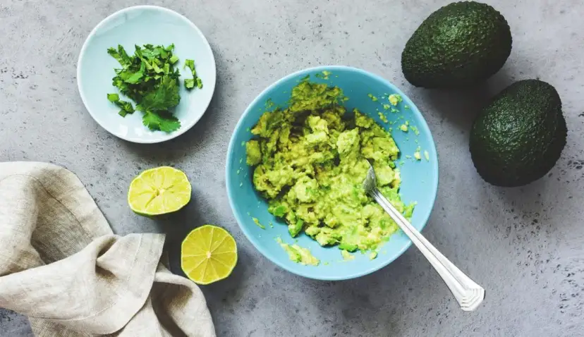 Guacamole: prosty przepis na idealny sos od awokado po podanie