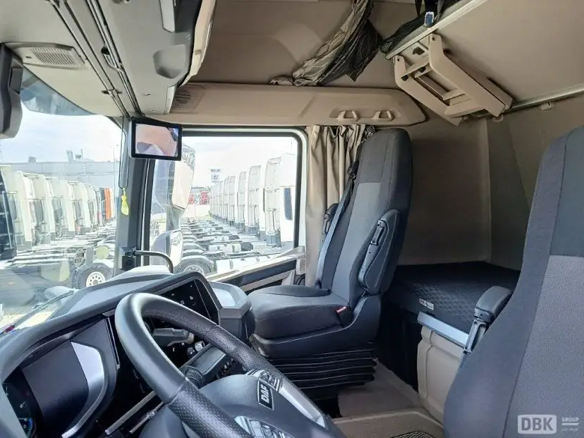 Ciągnik siodłowy: co to jest? Budowa, uprawnienia, przyszłość transportu