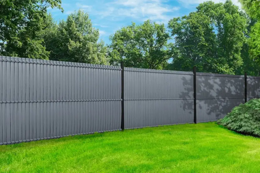 Jak podwyższyć płot: proste sposoby na zwiększenie prywatności i bezpieczeństwa