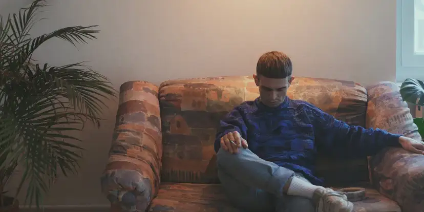 Vito Bambino wpatrzony w dal, siedzi na kanapie. Czyżby myślał o swojej nowej płycie?
