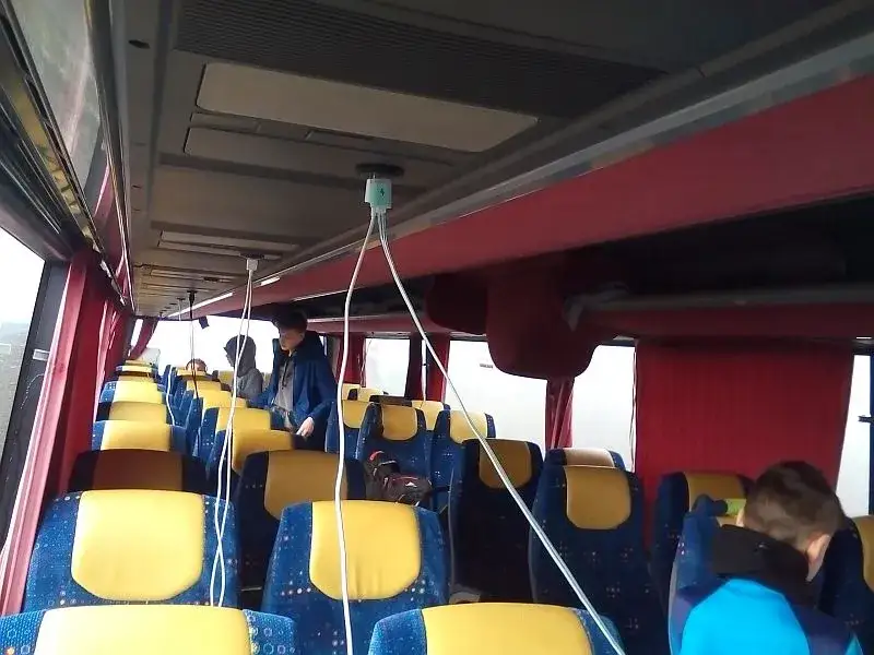 Czy w autokarach Sindbad są gniazdka? Sprawdź, co oferują pojazdy.