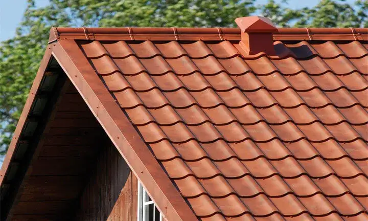 Blacha jak dachówka – dlaczego warto wybrać blachodachówkę?