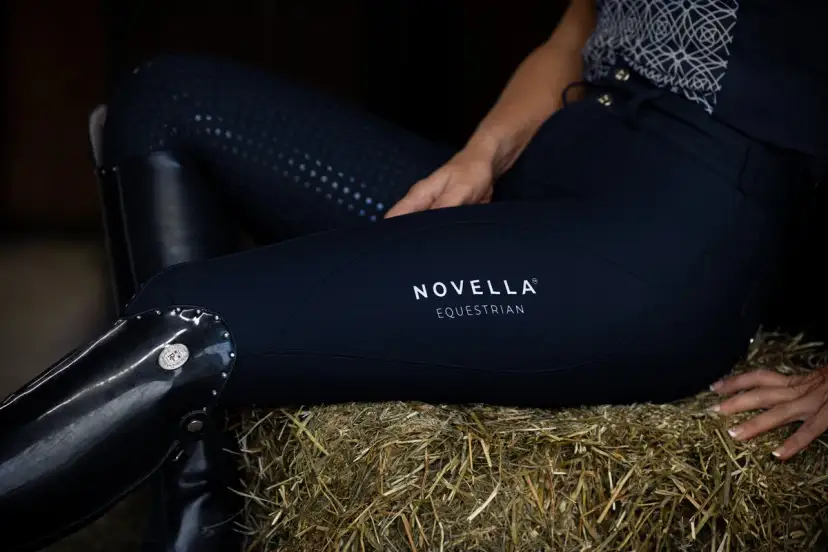 Damskie bryczesy jeździeckie Novella Equestrian w kolorze granatowym, z pełnym lejem i błyszczącymi elementami.