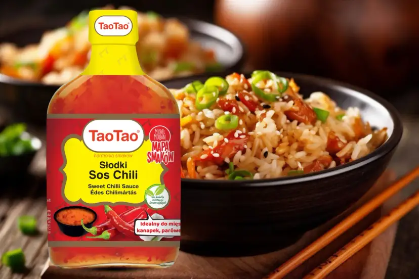 Butelka słodkiego sosu chili TaoTao obok miski ryżu po azjatycku. Idealny do mięs, kanapek, parówek.