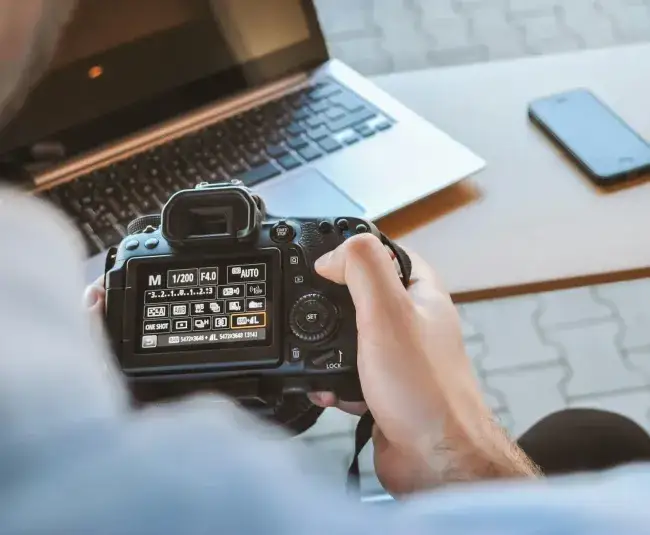 Jak zgrać zdjęcia z aparatu na laptopa bez problemów i frustracji