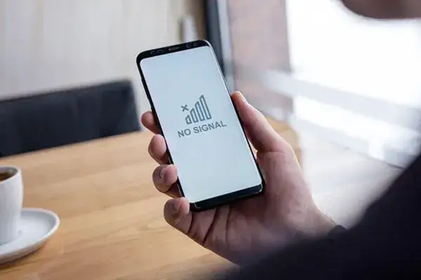 Jaką sieć komórkową wybrać, aby uniknąć wysokich kosztów i słabego zasięgu?