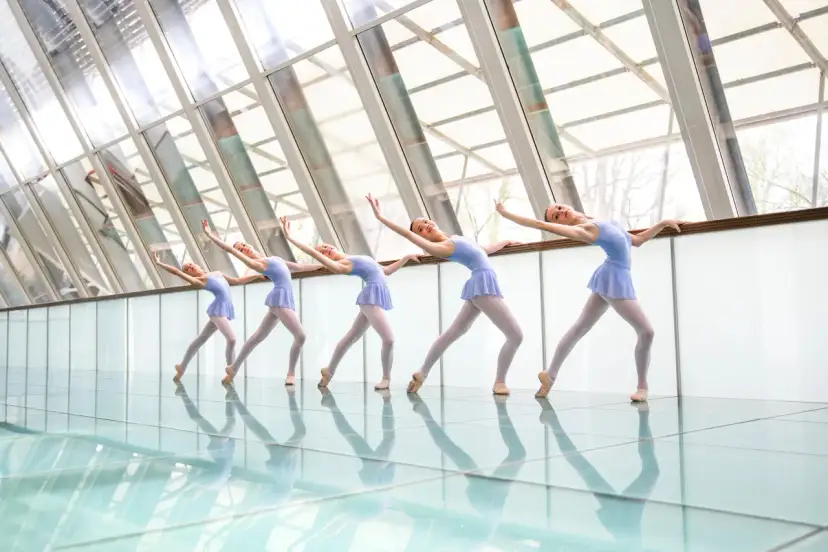 Pięć młodych tancerek w baletowych strojach wykonuje eleganckie ruchy. To właśnie balet – sztuka ruchu i emocji.