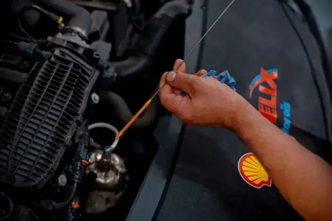 Silnik bierze olej? Jak dobrać olej i kiedy do mechanika?