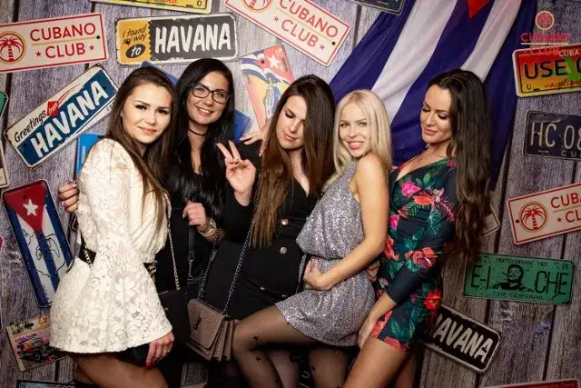 Strój na imprezę w stylu latino – kolorowe inspiracje i porady