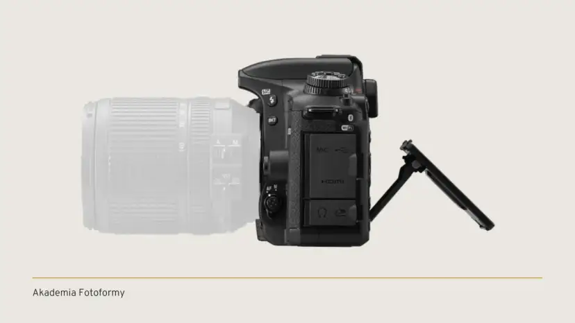 Czarne body lustrzanki z obiektywem i uchylnym ekranem.