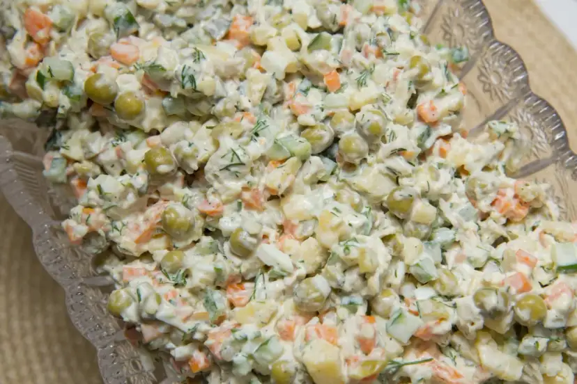 Sałatka jarzynowa z groszkiem, marchewką i jajkiem w majonezie. Zastanawiasz się, ile może stać sałatka z majonezem w lodówce? Najlepiej zjeść ją szybko!