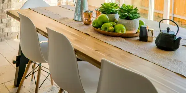 Ile miejsca na krzesło przy stole? Sprawdź wymiary i układ krzeseł