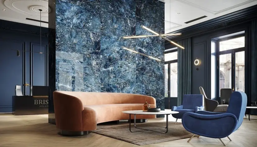 Czym łączyć granatową ścianę w salonie, by uniknąć przytłoczenia?