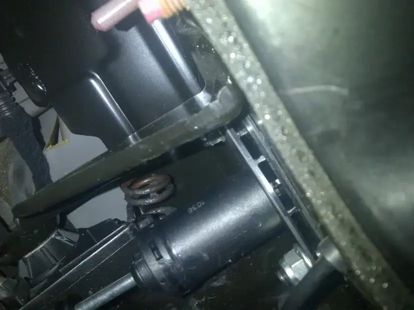 Jak założyć sprężynę pedału sprzęgła - proste kroki bez narzędzi