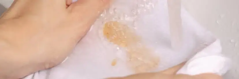 Jak usunąć wosk z bluzki - skuteczne metody na uporczywe plamy