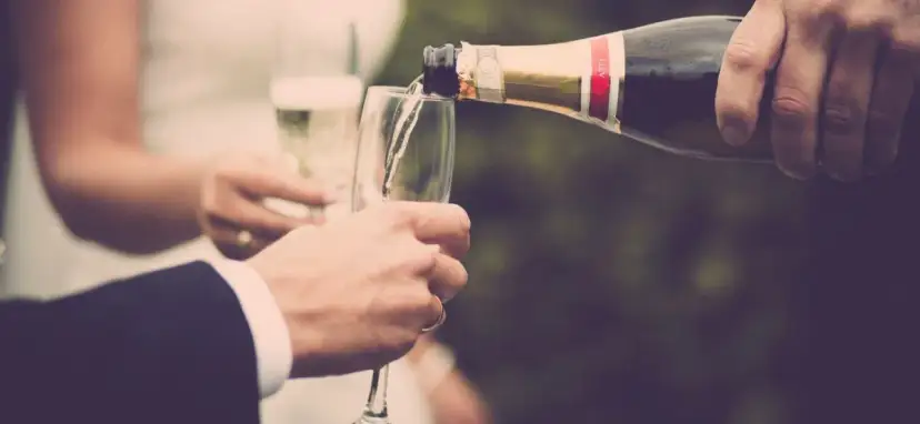 Ile napojów na wesele z poprawinami? Sprawdź, by nie żałować