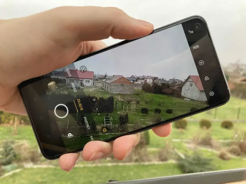 Jaki smartfon z dobrym aparatem - najlepsze modele, które zachwycają jakością zdjęć