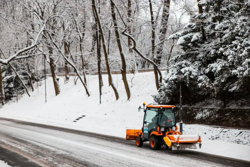 Kto powinien odśnieżać chodnik? Poznaj swoje obowiązki i kary