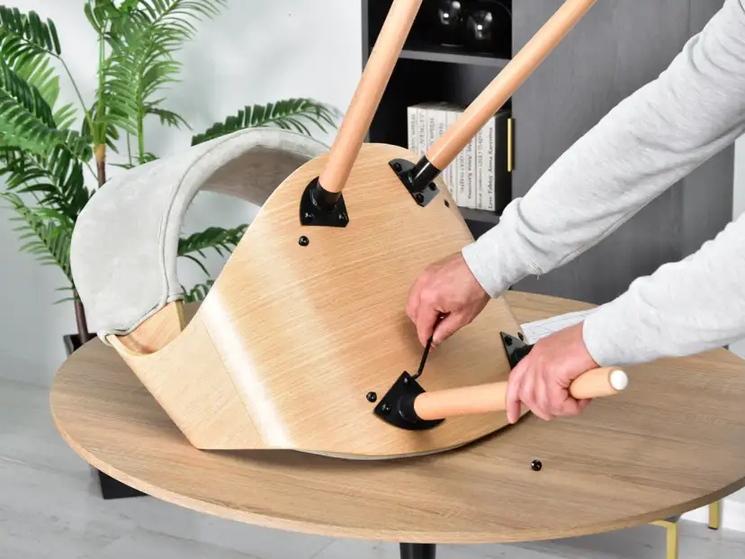 Jak łatwo złożyć krzesło skandynawskie - krok po kroku bez problemów