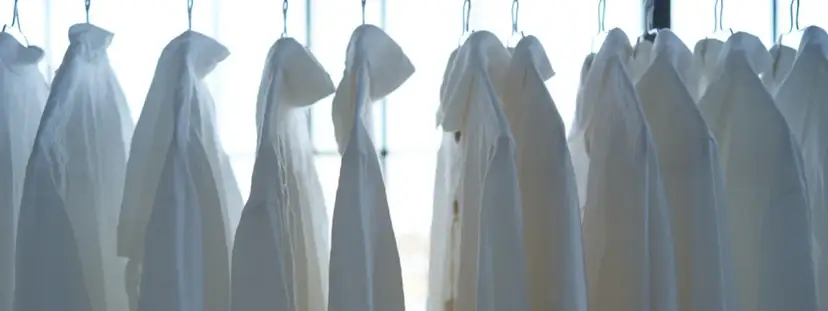 Skuteczne sposoby na to, czym sprać żółte plamy na białej bluzce