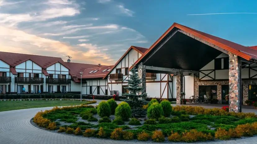 Malowniczy mikołajki resort spa z charakterystyczną architekturą i zadbanym ogrodem.