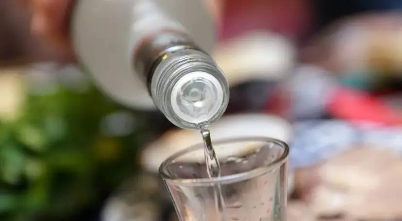 Czy wódka pomaga na przeziębienie? Prawda o alkoholu i zdrowiu