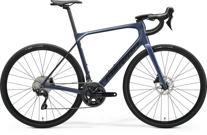 Granatowy rower szosowy endurance z hamulcami tarczowymi i napędem Shimano 105. Idealny na długie trasy.