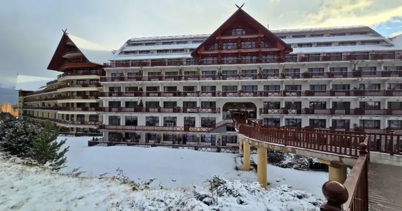 Wielopiętrowy hotel Gołębiewski w zimowej scenerii. Czy ma 5 gwiazdek? Trudno ocenić po fasadzie, ale wygląda imponująco.