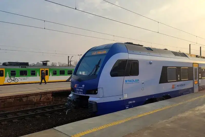 Ulga szkolna na pociąg: 37% czy 49%? Jak kupić bilet?