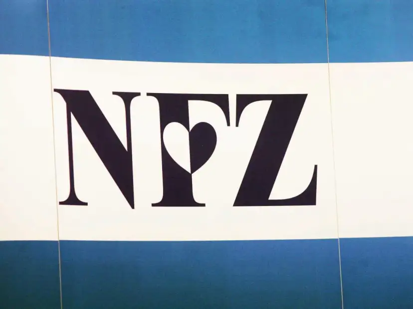 Logo NFZ z sercem w środku na tle niebiesko-białych pasów.