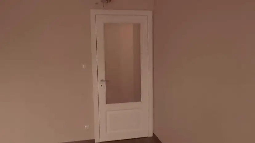 Jak okleić drzwi z szybą: proste kroki do idealnego efektu