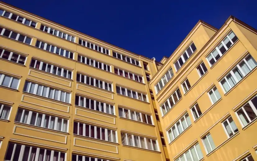 Mieszkanie komunalne po śmierci babci: Jak przejąć umowę najmu?