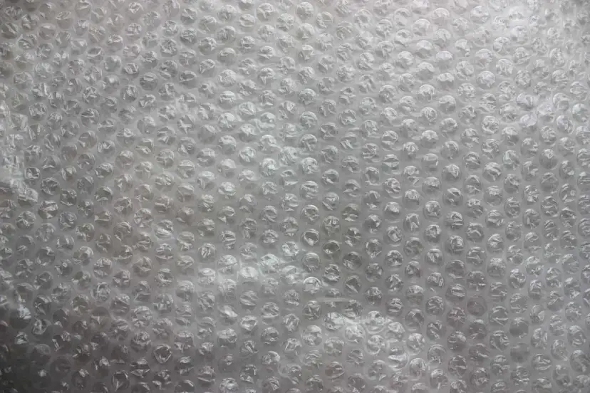 Gdzie wyrzucić folię bąbelkową? Sprawdź, jak to zrobić prawidłowo