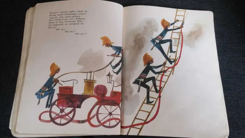 Strażacy pędzą wozem, by ugasić pożar. Jeden wspina się po drabinie, bo pali się wiersz.