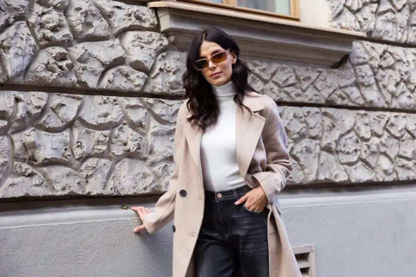 Spódnica jeansowa midi: Stylizacje na każdą okazję. Jak ją nosić?