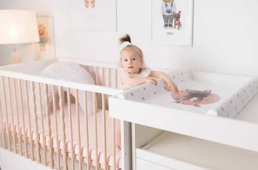 Jak zamontować przewijak na łóżeczko, aby zapewnić bezpieczeństwo dziecku
