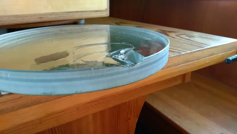 Naprawa odprysku na lustrze: Skuteczne metody DIY i kiedy szklarz?