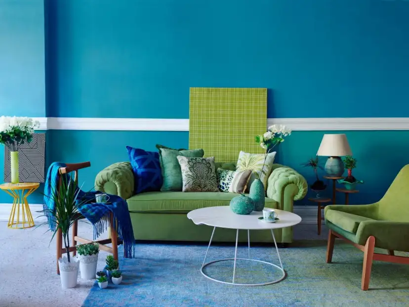 Turkusowa kanapa: Kolor ścian bezpiecznie czy z odwagą?