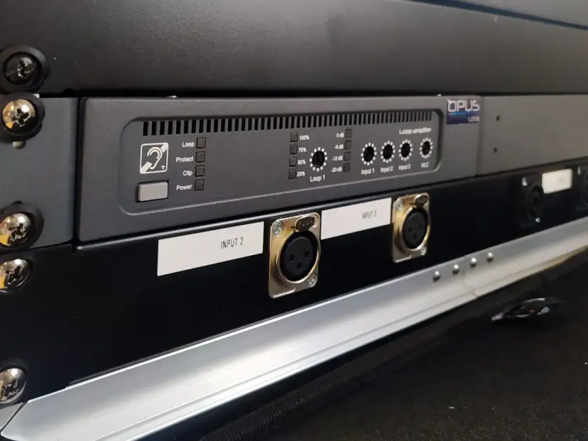 Wzmacniacz pętli indukcyjnej z wejściami XLR i wskaźnikami LED.