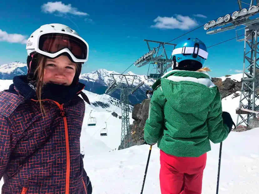 Strój na narty dla dzieci: Kompletny poradnik. Ciepło, sucho, bezpiecznie