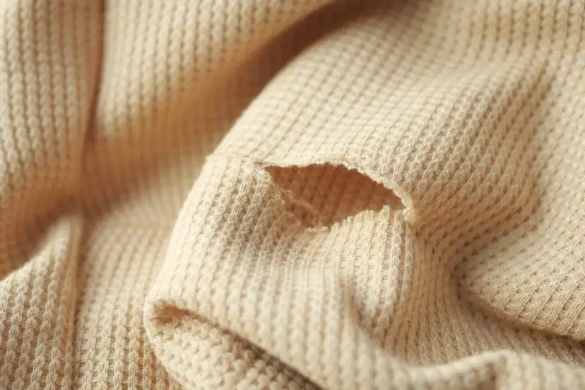Jak załatać dziurę w bluzce - proste metody naprawy bez szycia