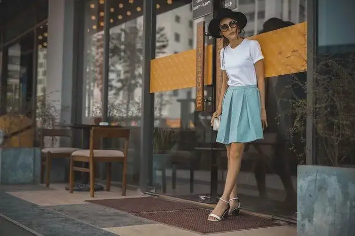 Jaką bluzkę do niebieskiej spódnicy wybrać, by wyglądać świetnie?