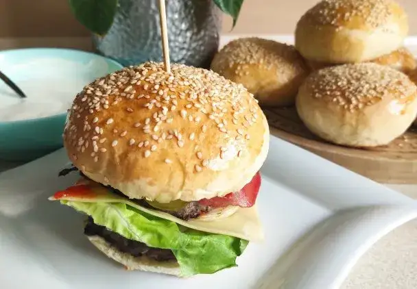 Co zrobić z bułki do hamburgerów? 10 kreatywnych przepisów, które zaskoczą