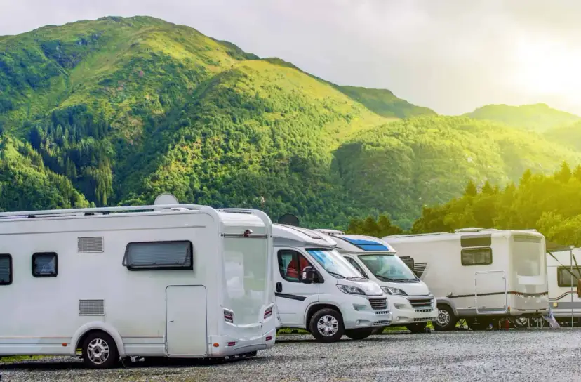 Kampery gotowe na przygodę. W tle zielone góry, idealne dla producentów kamperów.