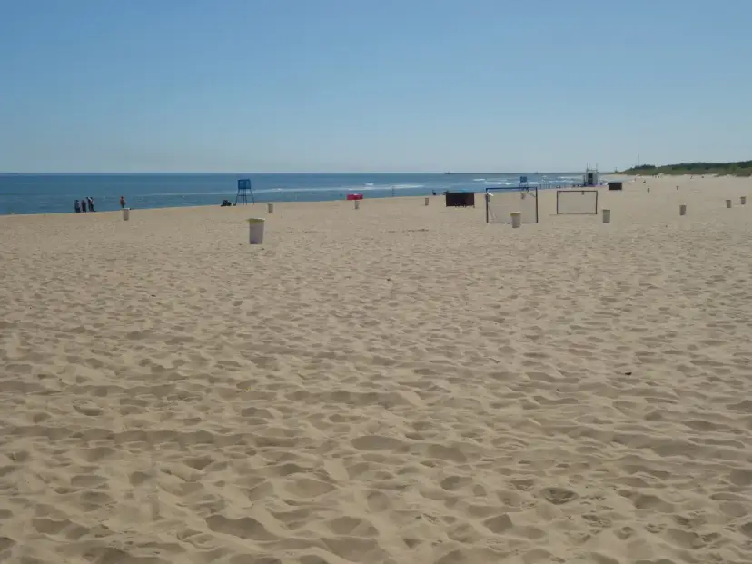 Piasek na plaży, morze w oddali i błękitne niebo. To widok, który potwierdza, że Gdańsk leży nad morzem.