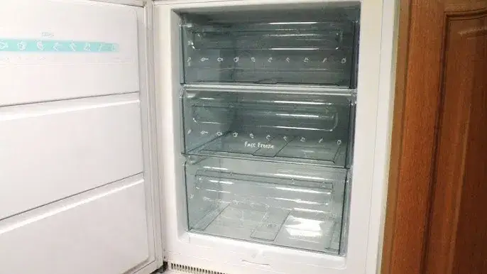 Jak skutecznie umyć zamrażarkę? Poradnik krok po kroku + triki!