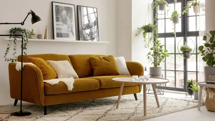 Miodowa kanapa: Jaki kolor ścian? Porady eksperta, które pokochasz!