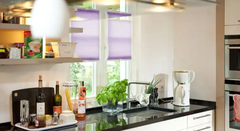 Jakie rolety do kuchni wybrać, by uniknąć wilgoci i zabrudzeń?