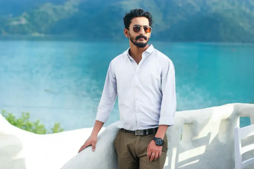 Jak podwijać rękawy w koszuli, aby zawsze wyglądać stylowo i schludnie