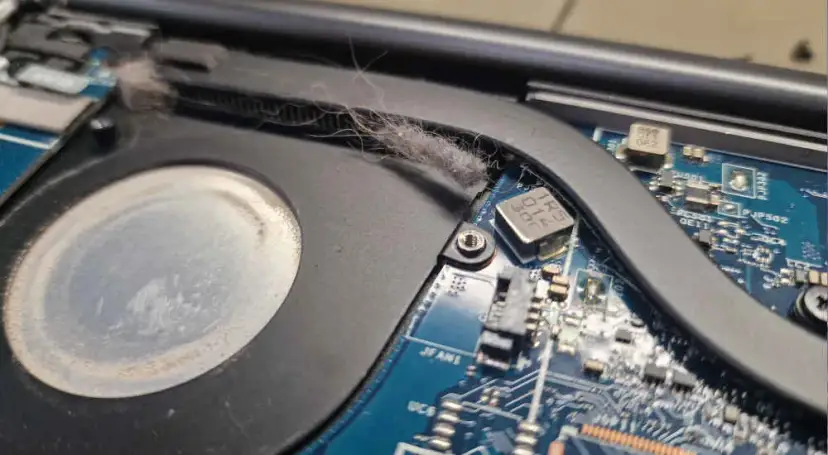 Jak wyczyścić laptopa w środku, aby uniknąć przegrzewania i awarii